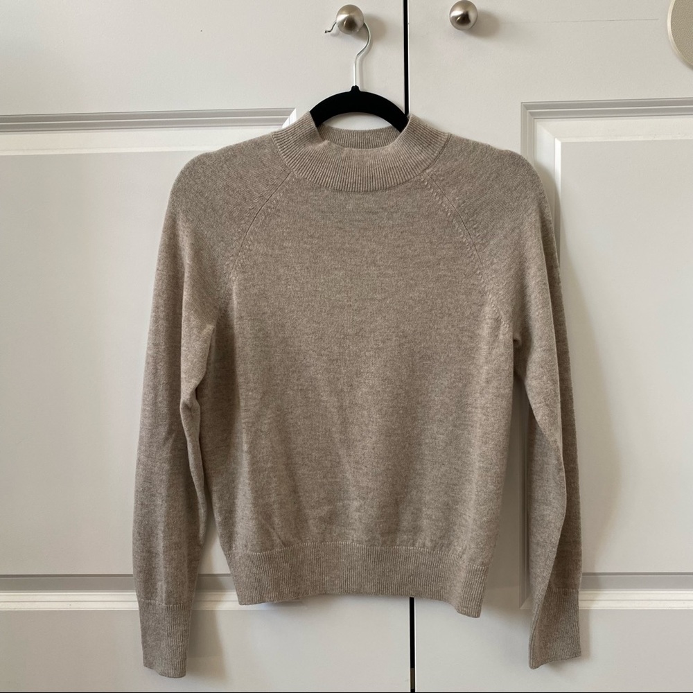 everlane beige mock neck cashmere sweater